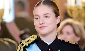 La princesa Leonor felicita a su hermana, la infanta Sofía, por su graduación desde el buque Juan Sebastián Elcano
