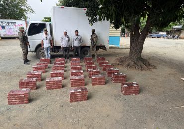 Confiscan contrabando de 154 mil cigarrillos escondidos debajo del falso piso de un camión en Santiago Rodríguez