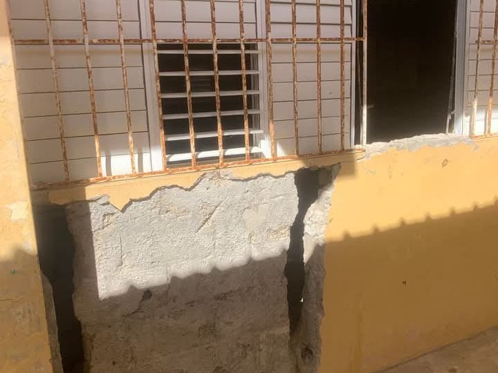 Video| Comunitarios de Villa Vázquez denuncian mal estado de la escuela primaria Buen hombre; “está apunto del colapso”