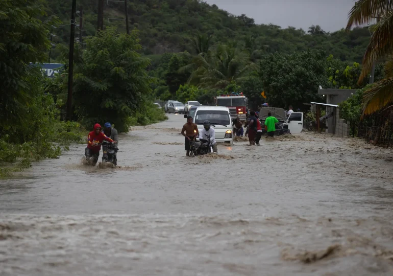 Lluvias del fin de semana provocan inundaciones, daños viales y mantienen provincias en alerta