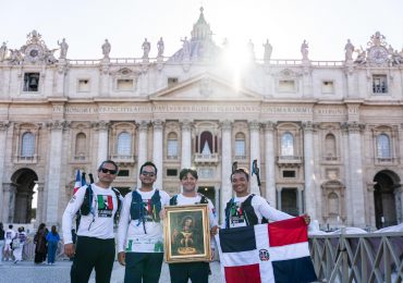 La Virgen de la Altagracia cruza la Puerta Santa en Roma y presencia el anuncio del nuevo Papa