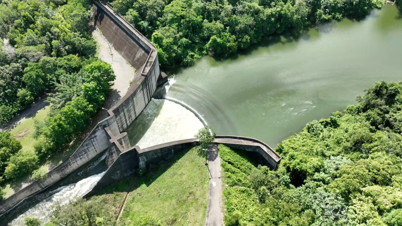 apertura de compuertas en presa Tavera-Bao