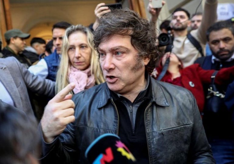 Video: Milei es golpeado con un micrófono por reportero de C5N