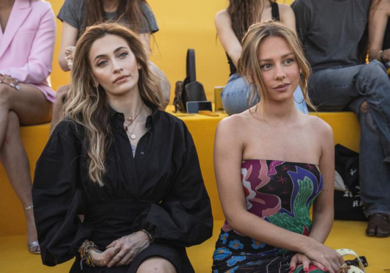 Video: De la tensión a la complicidad: Ester Expósito y Paris Jackson se unen en una campaña por la sororidad