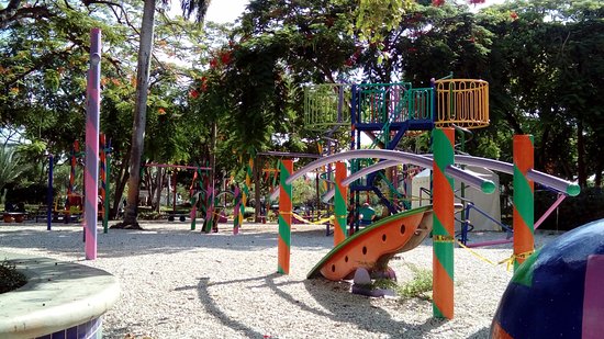 Video de niño que vende palomitas mientras observa a otros jugar conmueve en redes