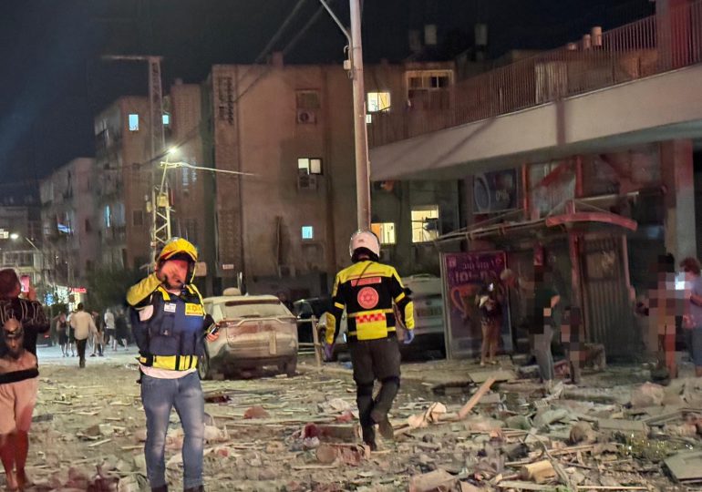 Nueva oleada de ataques iraníes cae sobre Tel Aviv y Jerusalén e impacta varios edificios