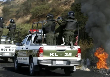 Dos policías mueren en choques con seguidores de Evo Morales que bloquean rutas en Bolivia
