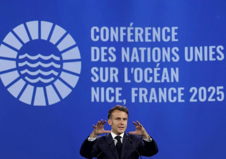 Macron advierte contra el "enorme error" de cuestionar la graviedad de la crisis del clima