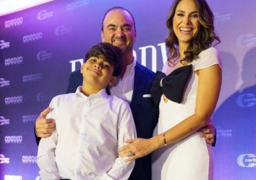 Pamela Sued y Giancarlo Beras despiden entre lágrimas a su hijo en su primer campamento