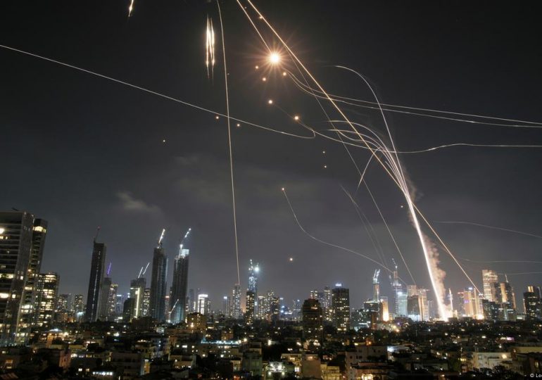 Video: Misil impacta canal de TV iraní en plena transmisión en vivo