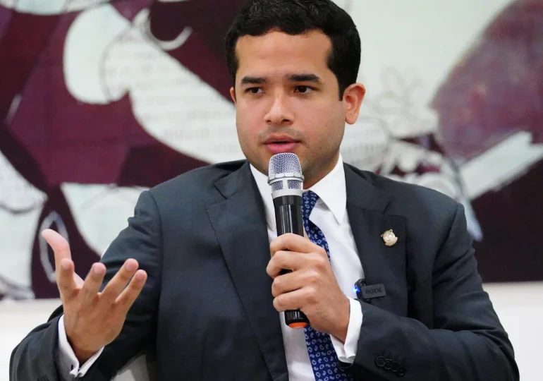 Omar Fernández apoya permisos temporales de trabajo para extranjeros