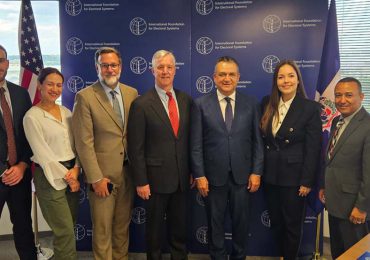 Junta Central Electoral firma acuerdos con OEA e IFES para fortalecer transparencia electoral