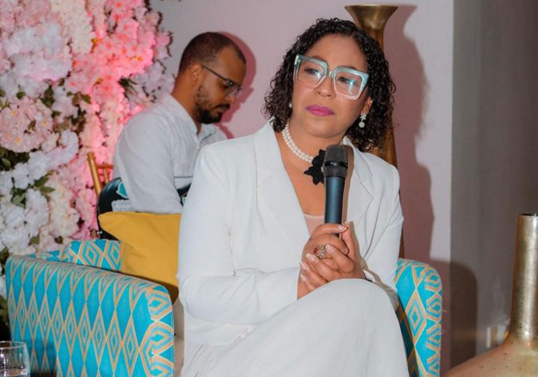 Aranza Tavárez ponen a circular libro “Venciendo de Rodillas”, Mujer de Fe