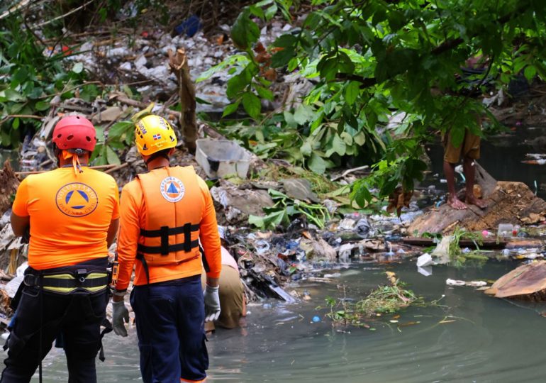 Defensa Civil utiliza drones y unidad canina para buscar a niña desaparecida en Villa Mella
