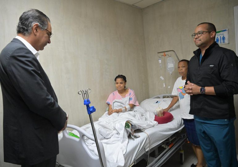 Director de SeNaSa visita a sobreviviente de la tragedia del Jet Set en el hospital Salvador B. Gautier