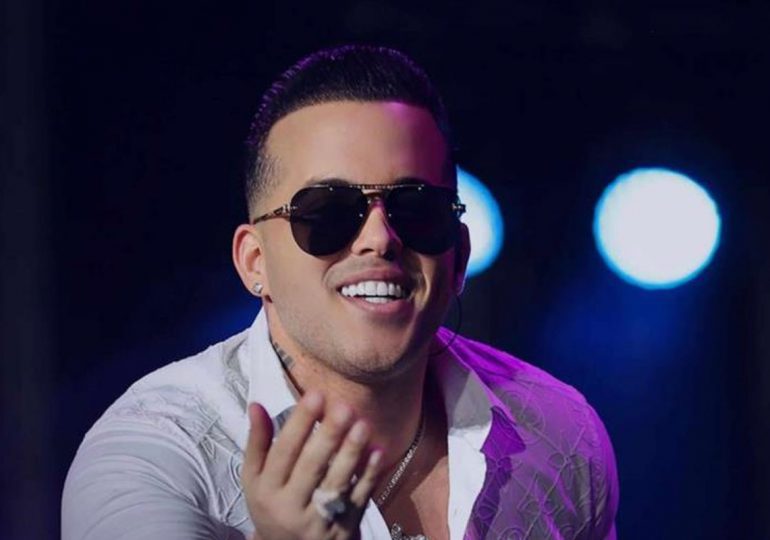 El Blachy lleva esperanza a niñas huérfanas tras la tragedia del Jet Set