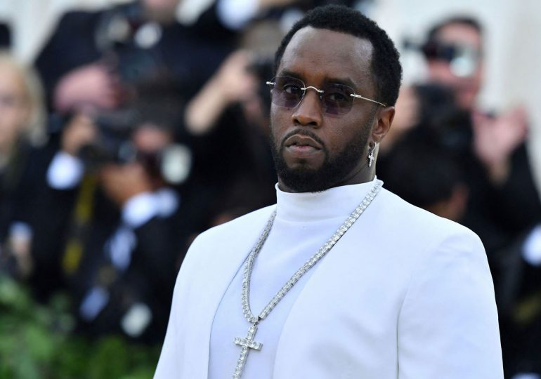 Expareja de "Diddy" Combs dice que la obligaba a participar en orgías