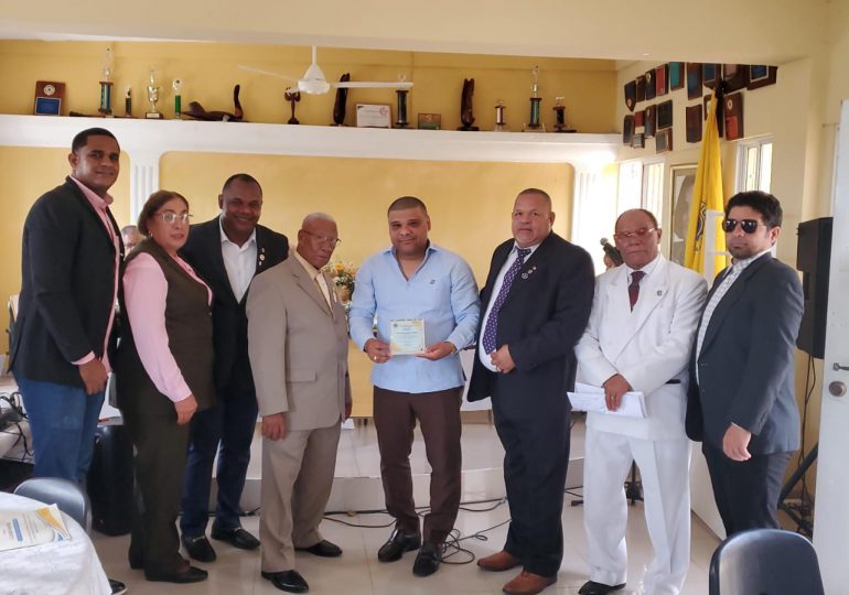 Club de Leones El Milloncito reconoce al diputado Ramón Raposo por su labor social en Santo Domingo Norte