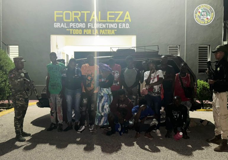 Abandonan minibús con 18 nacionales haitianos indocumentados en San Juan de la Maguana