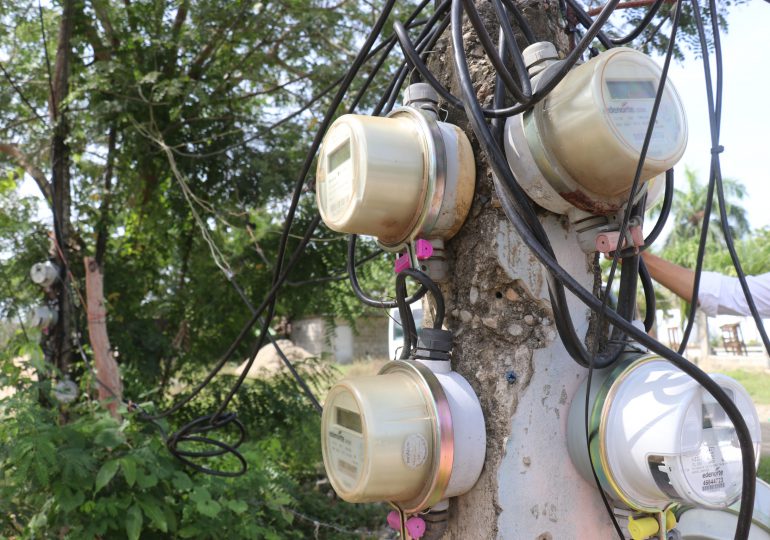 Con cableado añadidos y en mal estado a poco metros del suelo electrifican sector en Dajabón