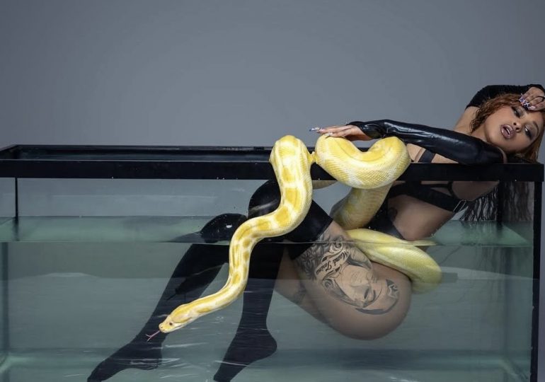 La Perversa comparte fotografías posando con una serpiente 