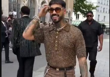 Anuel AA llegando al desfile de moda de la marca AMIRI en el Paris Fashion Week