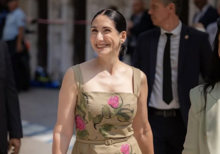 Primera dama Raquel Arbaje participa en visita cultural en Francia junto a Brigitte Macron