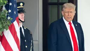 Trump preside desfile entre protestas en día enlutado por muerte a tiros de demócrata