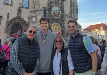Sebastián Rulli celebra por primera vez el Día del Padre junto a su hijo y su familia en Praga