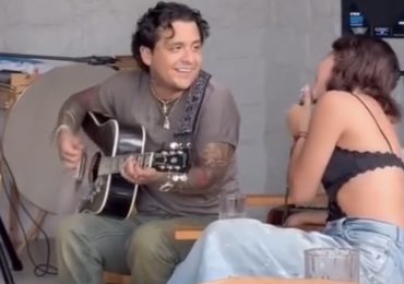 Christian Nodal y Ángela Aguilar en íntimo momento musical