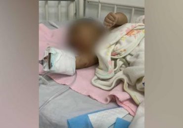 Bebé de un mes hospitalizada tras presunta golpiza de su madre en Miches; el padre exige justicia