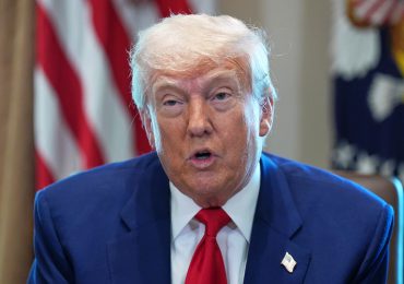 Una jueza ordena al gobierno de Trump volver a expedir pasaportes con opción de género "X"