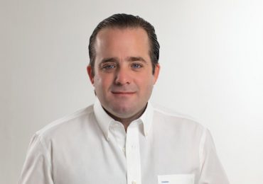 José Paliza comparte imagen de su primer afiche de campaña