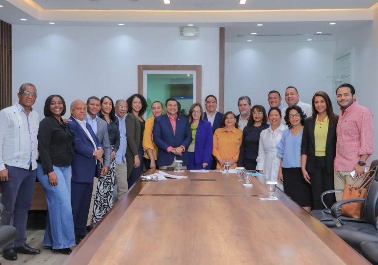 Empresarios reconocen a Tobías Crespo y miembros Comisión de Contratos de CD