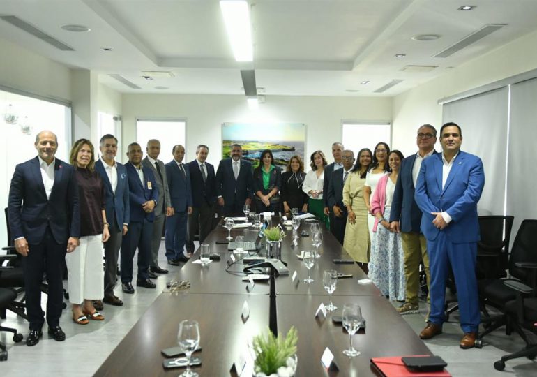 JCE presenta avances de la nueva cédula a Cámara Americana de Comercio