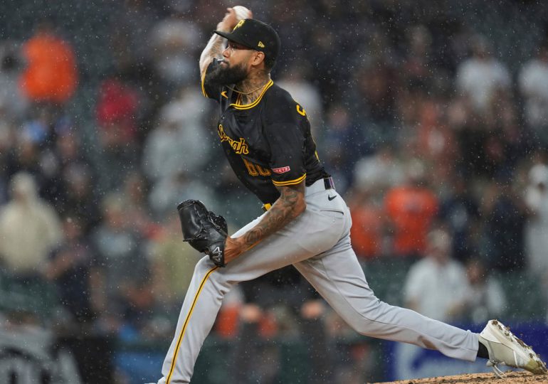 Dennis Santana salta desde el bullpen tras provocaciones de un aficionado