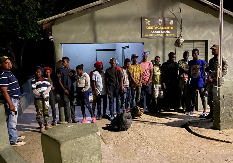 Ejército detiene a 52 indocumentados que intentaban evadir puestos de vigilancia en Montecristi y Dajabón