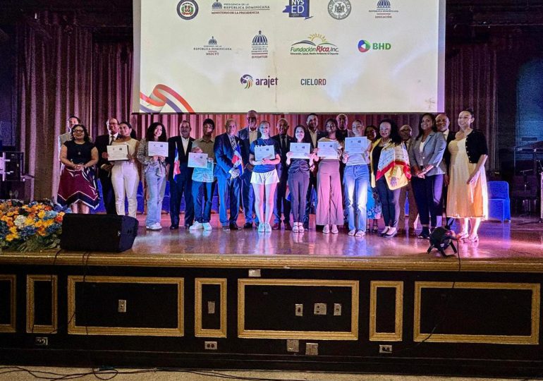 Reconocen a estudiantes dominicanos meritorios de Nueva York en el programa “Orígenes de Excelencia 2025”