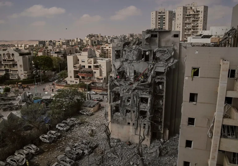 Video: Ocho muertos tras impacto de misil iraní en zona residencial de Israel