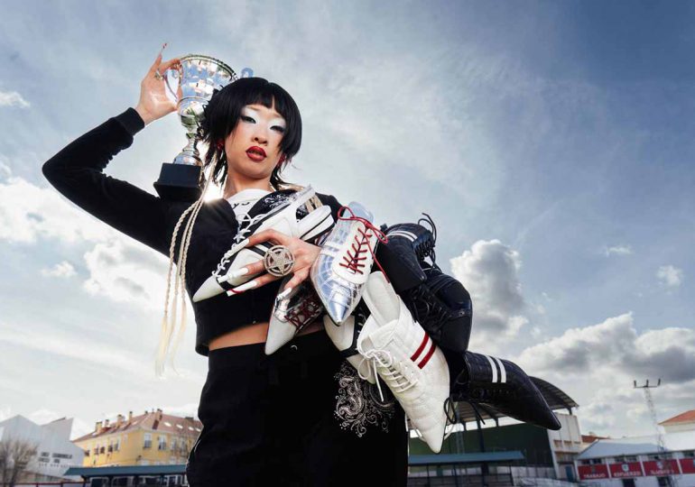 Las botas de fútbol pisan el asfalto