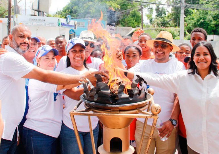 Neyba recibe con júbilo la antorcha de los Juegos Deportivos Fronterizos 2025