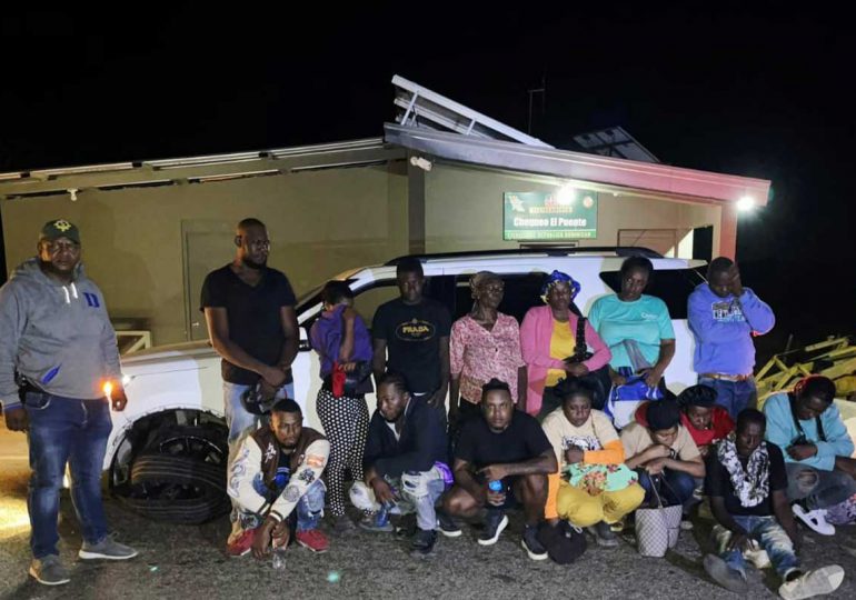 Video | Otra jeepeta fue detenida con 15 haitianos indocumentados en Montecristi