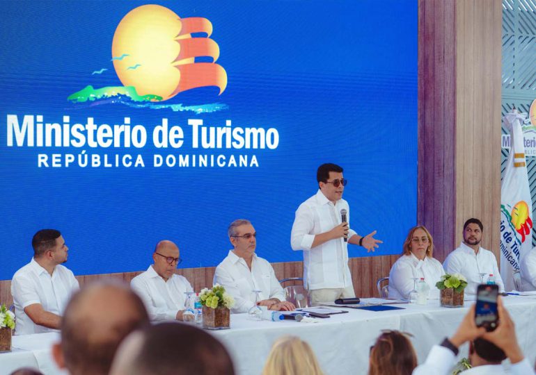 Presidente Abinader y ministro Collado inauguran malecón de Haina