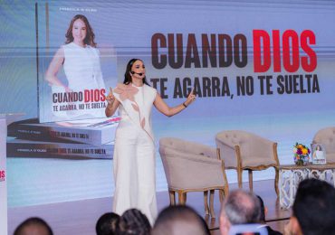 Priscila D' Oleo presentó su primer libro devocional: “Cuando Dios te agarra no te suelta”