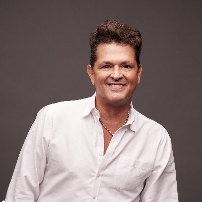Carlos Vives lanza nueva canción con Jesse & Joy y celebra el cumpleaños de Joy: “¡A empinar el codo!”