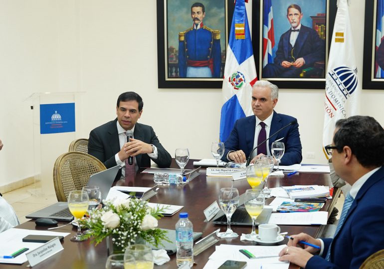 Roberto Ángel presenta El Poder de las Buenas Palabras ante Consejo Nacional de Educación