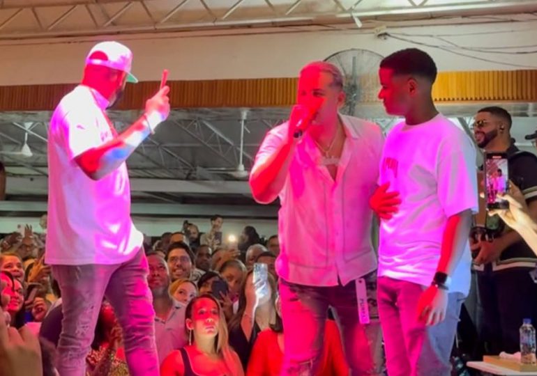 El Blachy canta junto a Valdez Rusbelt, chico viral en redes, y entrega apoyo económico