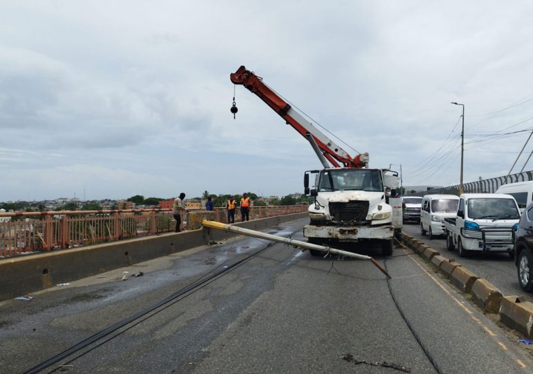 Tránsito restablecido en puente de la 17 tras incidente con postes del tendido eléctrico