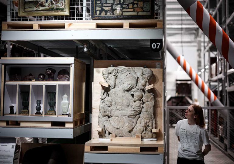 Video | Un museo de Londres propone acceder "por pedido" a miles de objetos de su depósito