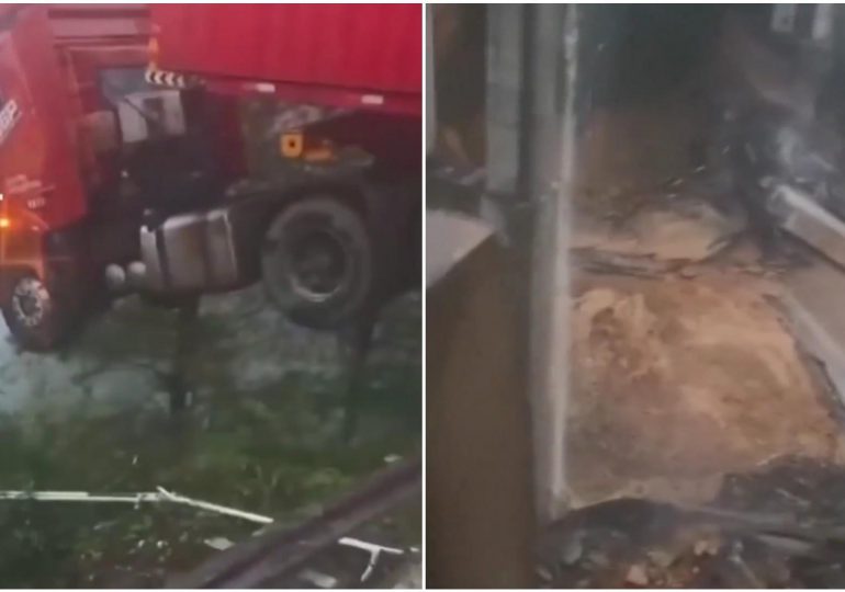 Colapsa puente por inundaciones en China; cabina de camión queda colgando con conductor adentro